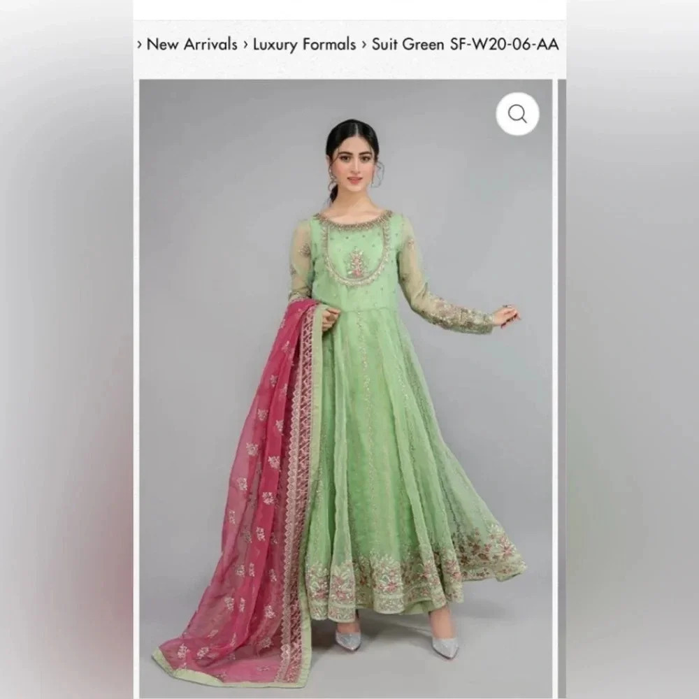 Pretty María B LARGE light green suit